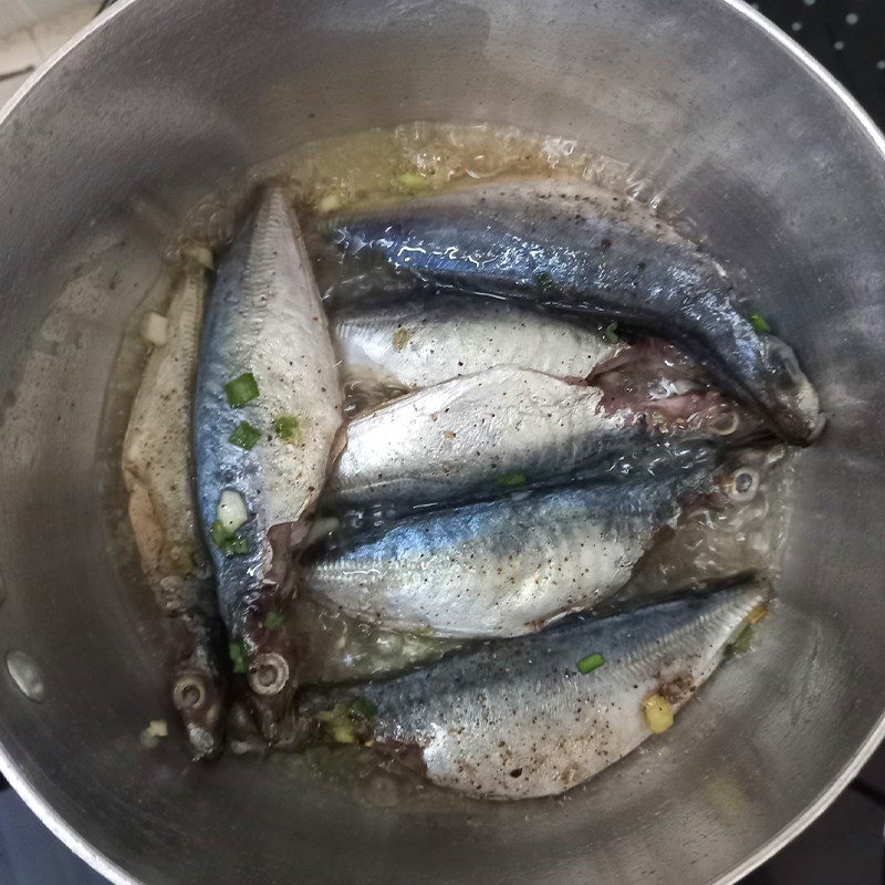 Step 3 Cook the sour mackerel soup Sour mackerel soup