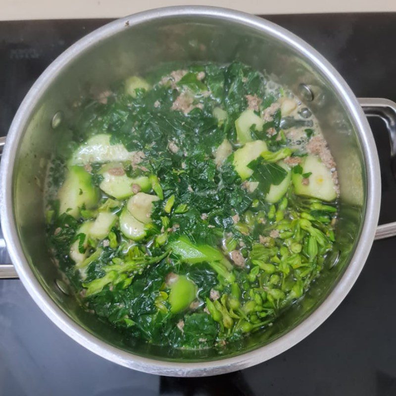 Step 3 Cooking crab soup with gourd