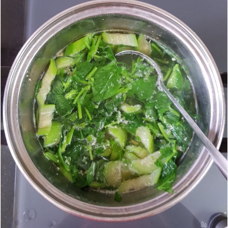 Step 3 Cooking water spinach crab soup Water spinach crab soup with loofah