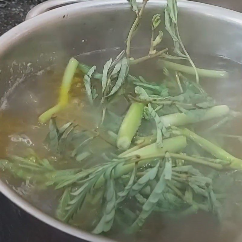 Step 4 Cooking crab soup with water spinach Crab soup cooked with water spinach