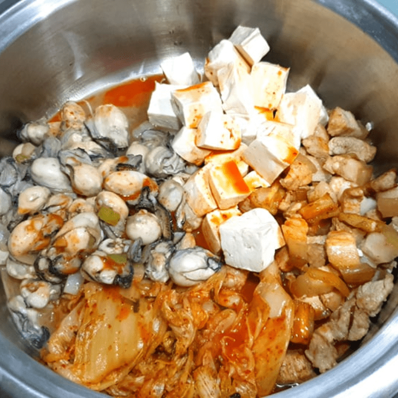 Step 3 Cooking kimchi oyster soup Kimchi oyster soup