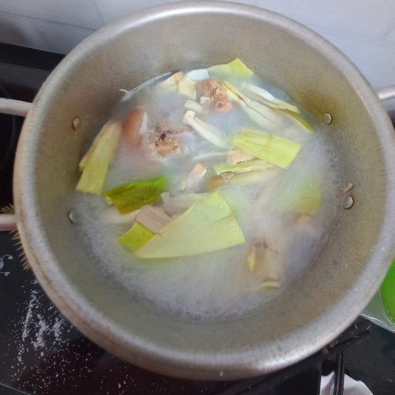 Step 3 Cook banana flower soup Banana flower cooked with pig trotters (recipe shared by a user)