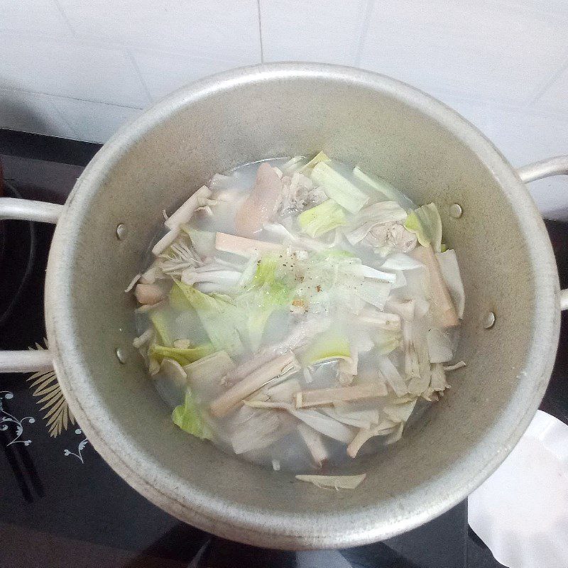 Step 3 Cook banana flower soup Banana flower cooked with pig trotters (recipe shared by a user)