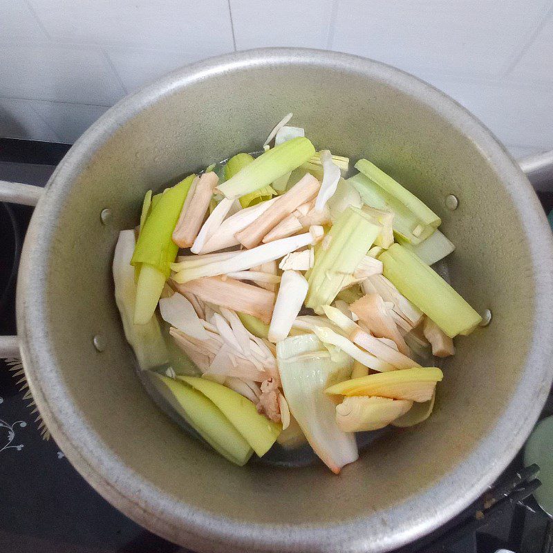 Step 3 Cook banana flower soup Banana flower cooked with pig trotters (recipe shared by a user)