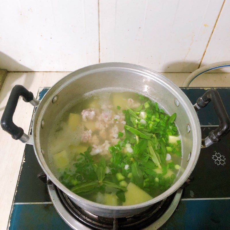 Step 2 Cooking taro soup with minced meat Taro soup with minced meat