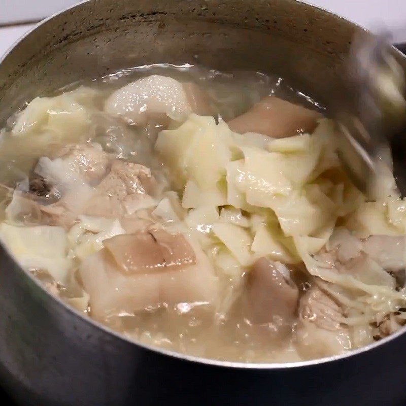 Step 4 Cook bamboo shoot soup Fresh bamboo shoot soup braised pig tail