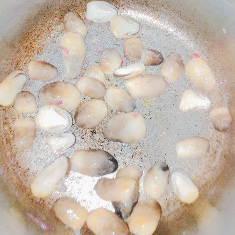 Step 2 Cook the straw mushroom and water spinach soup