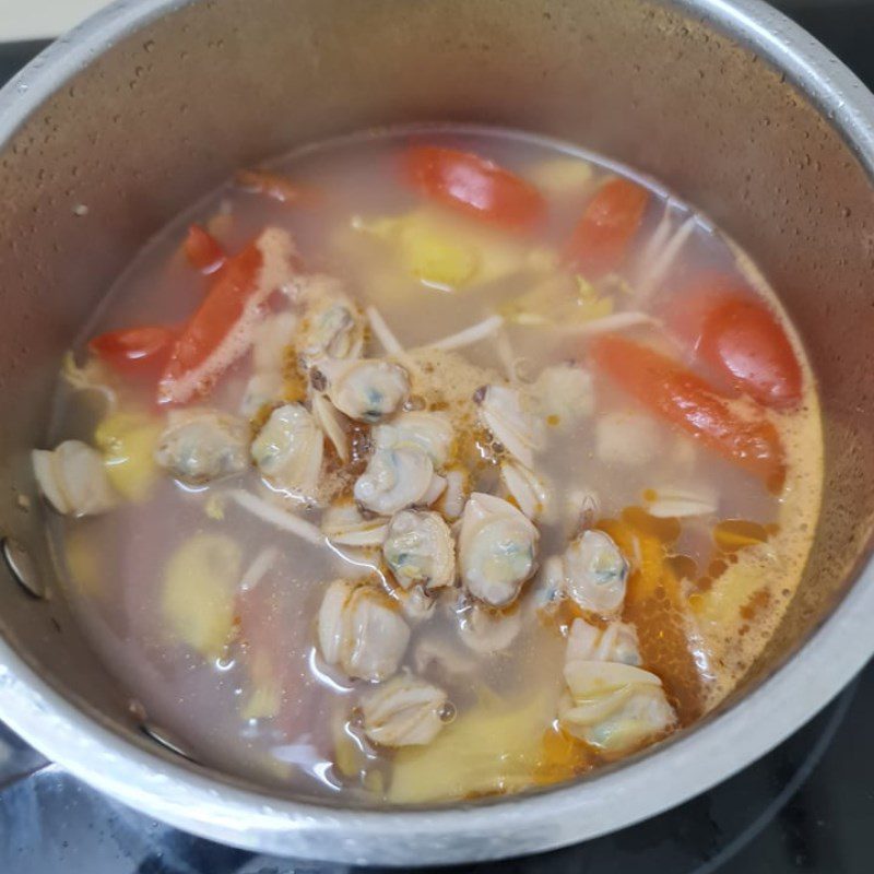 Step 3 Cook the clam soup with pineapple Clam soup with pineapple