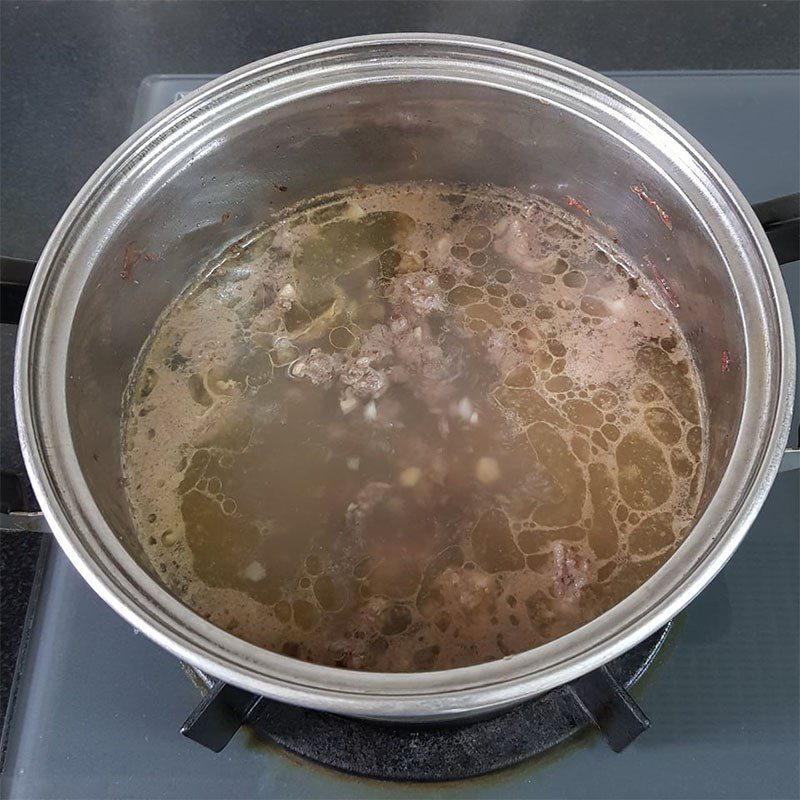 Step 3 Cook the water spinach soup with beef Water spinach soup with beef