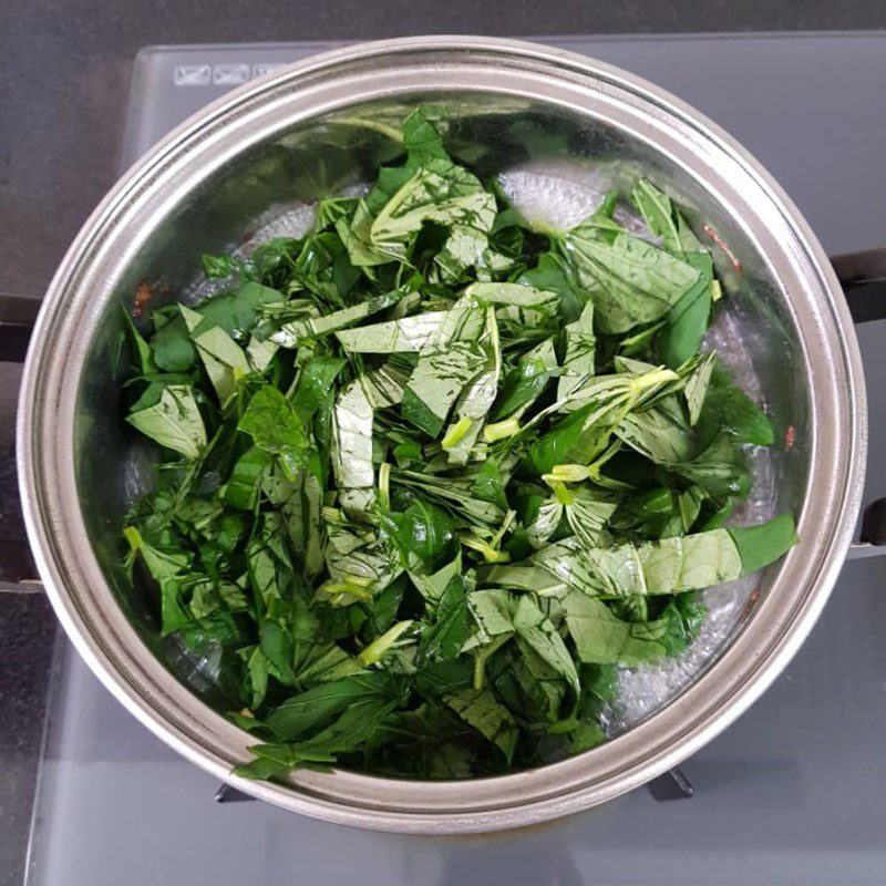 Step 3 Cook the water spinach soup with beef Water spinach soup with beef