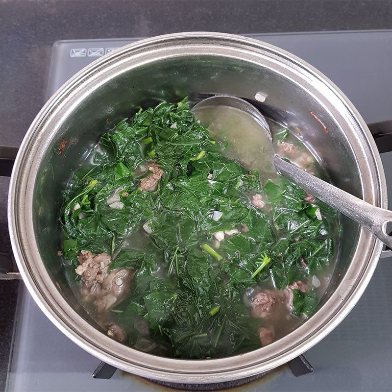 Step 3 Cook the water spinach soup with beef Water spinach soup with beef