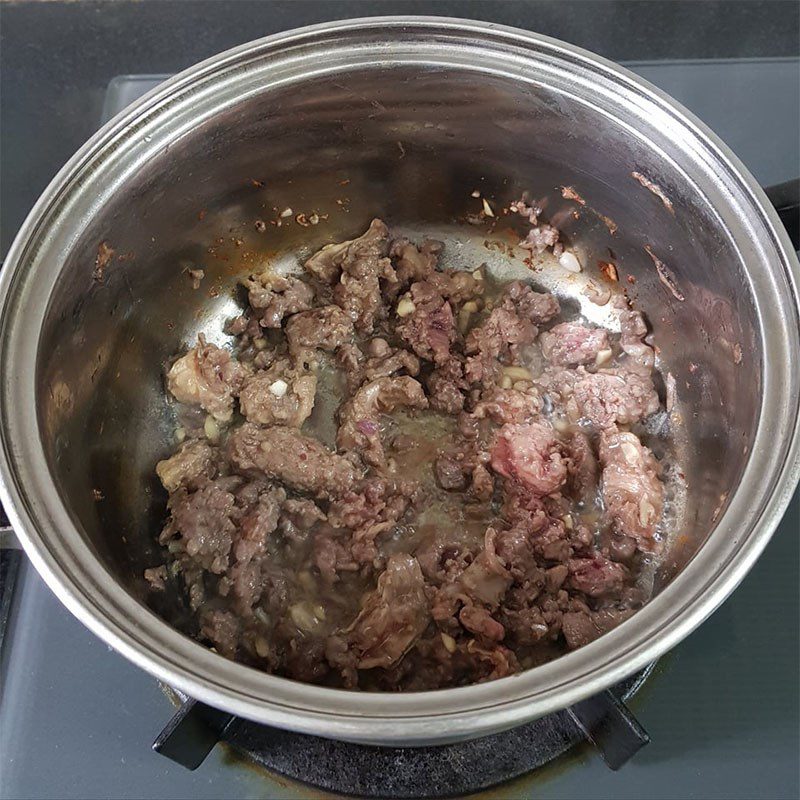 Step 3 Cook the water spinach soup with beef Water spinach soup with beef