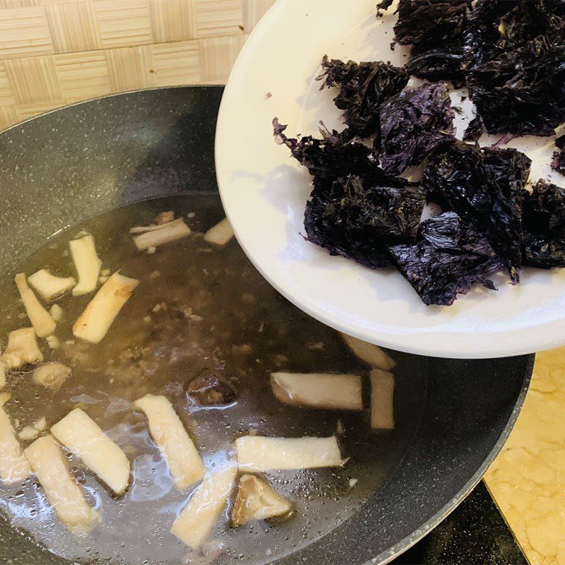 Step 2 Cook minced beef seaweed soup