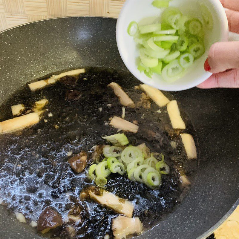 Step 2 Cook minced beef seaweed soup