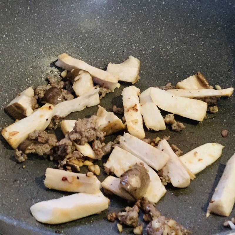 Step 2 Cook minced beef seaweed soup