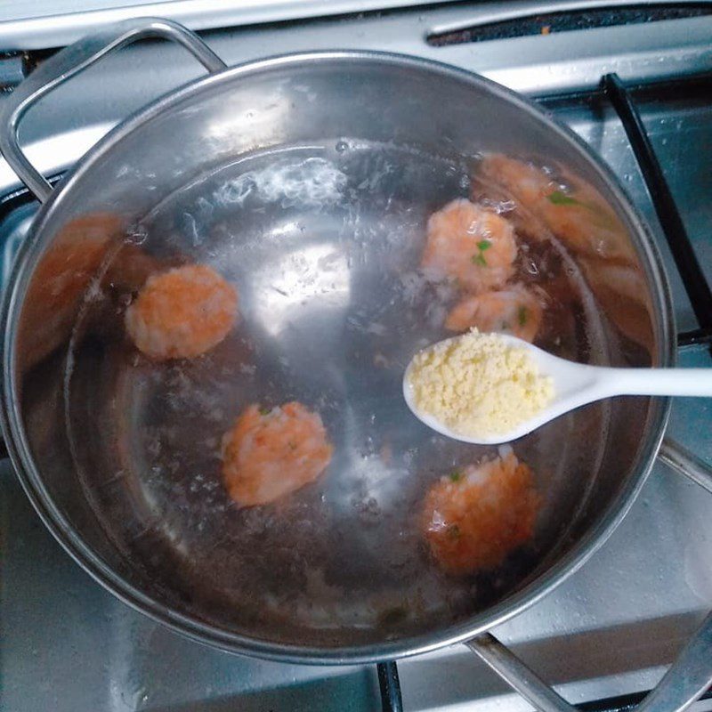 Step 3 Cook seaweed soup with shrimp balls