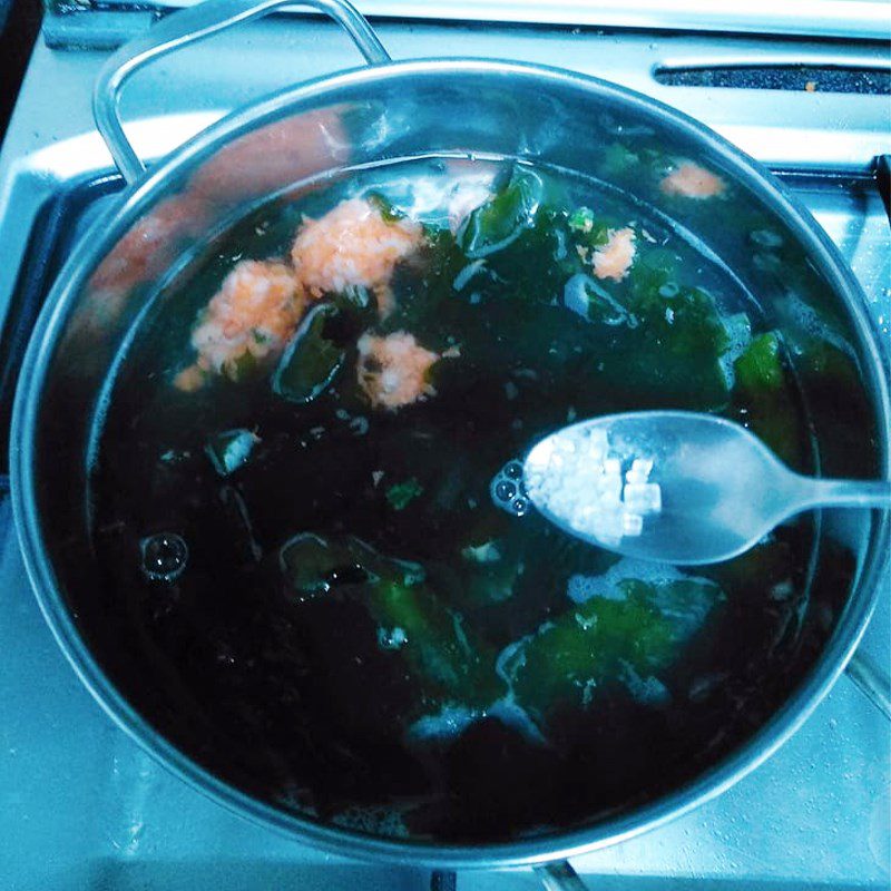 Step 3 Cook seaweed soup with shrimp balls