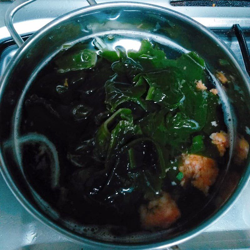 Step 3 Cook seaweed soup with shrimp balls