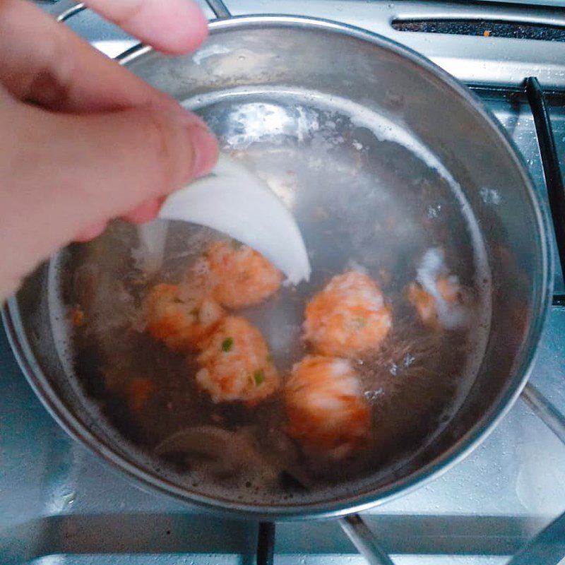 Step 3 Cook seaweed soup with shrimp balls