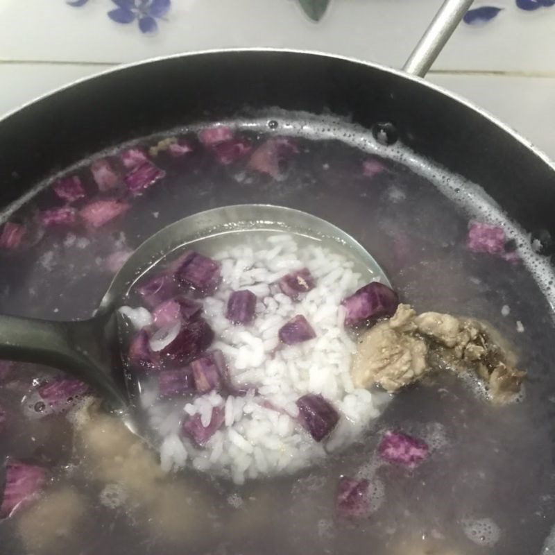 Step 2 Cook the porridge for Purple Sweet Potato and Pork Rib Porridge