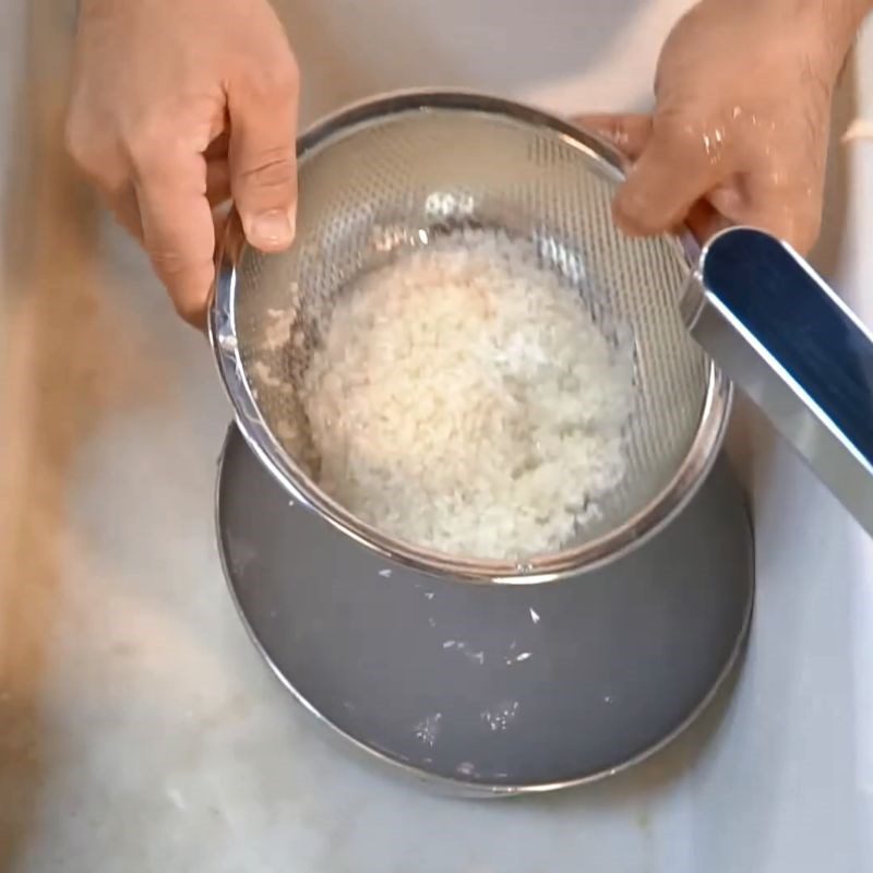 Step 2 Cook the porridge for Standard Nghệ Clam Porridge