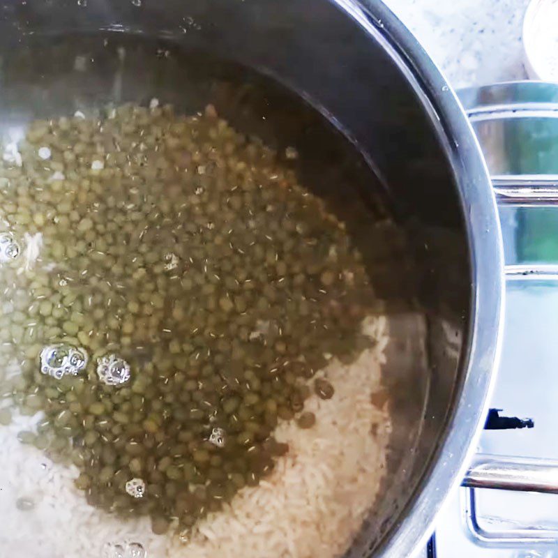 Step 1 Cook mung bean porridge Vegetarian mung bean porridge with gourd