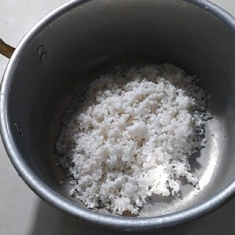 Step 2 Cook white porridge for Salted Egg Porridge