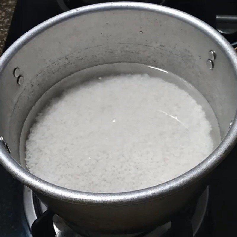 Step 2 Cook white porridge for Salted Egg Porridge