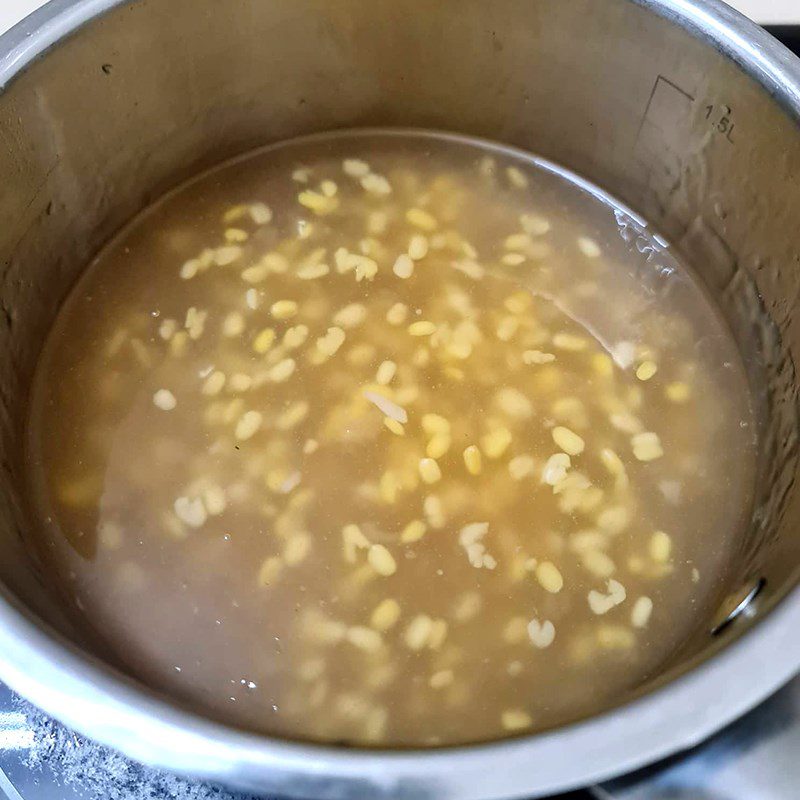 Step 3 Cook the dessert Mung bean dessert with coconut milk