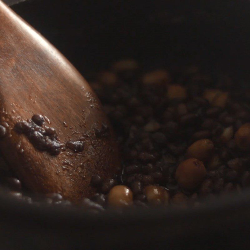 Step 3 Cook the dessert Red bean lotus seed dessert