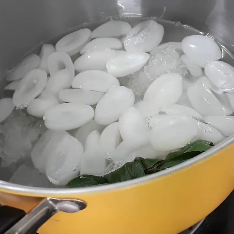 Step 4 Cook the dessert for coconut water dessert