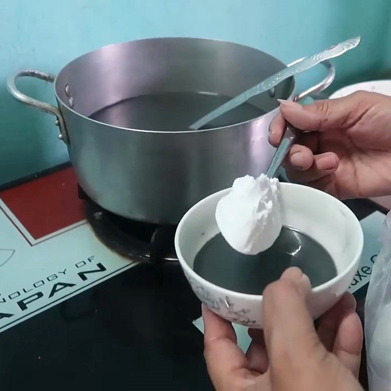 Step 3 Cook the dessert Black sesame dessert with coconut milk