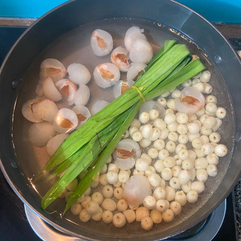 Step 2 Cooking the dessert for Lychee and Lotus Seed Dessert (recipe shared by a user)