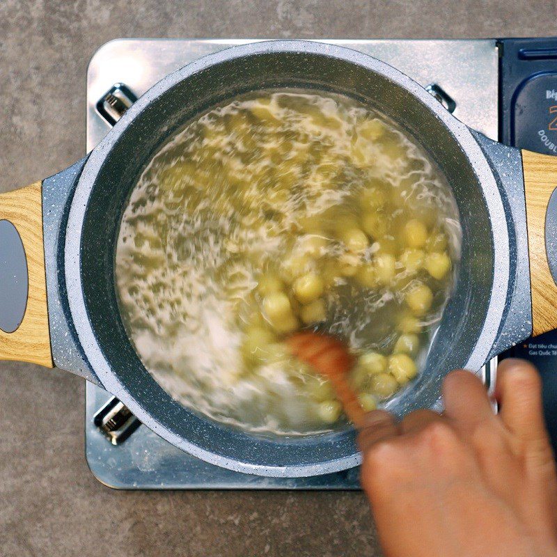 Step 3 Cook dessert Snow lotus seed dessert