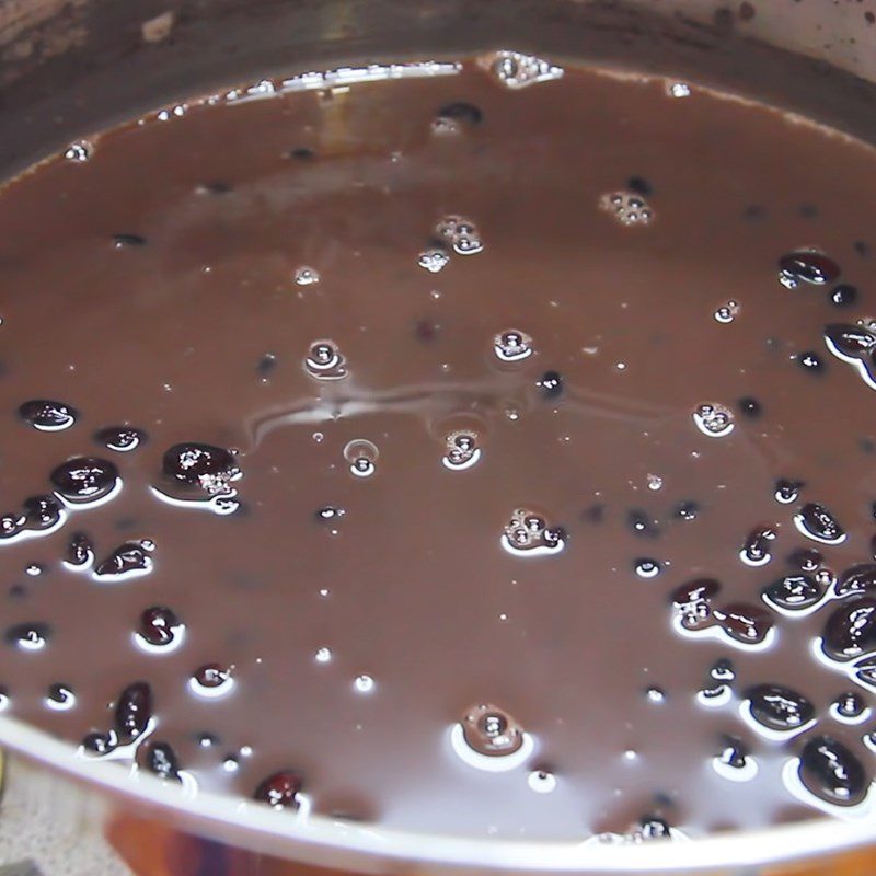 Step 5 Cooking black bean dessert with coconut milk Black bean dessert with coconut milk