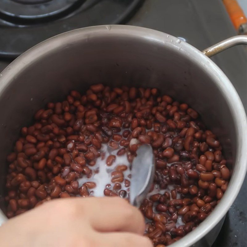 Step 5 Cooking red bean sweet soup Red bean sweet soup with grass jelly and fresh milk