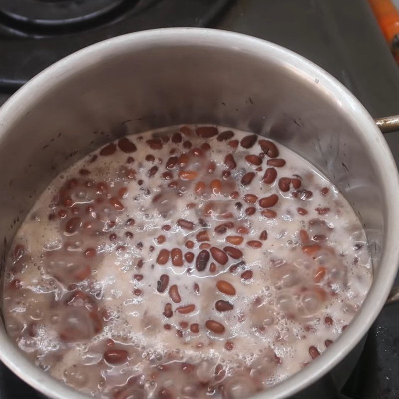 Step 5 Cooking red bean sweet soup Red bean sweet soup with grass jelly and fresh milk