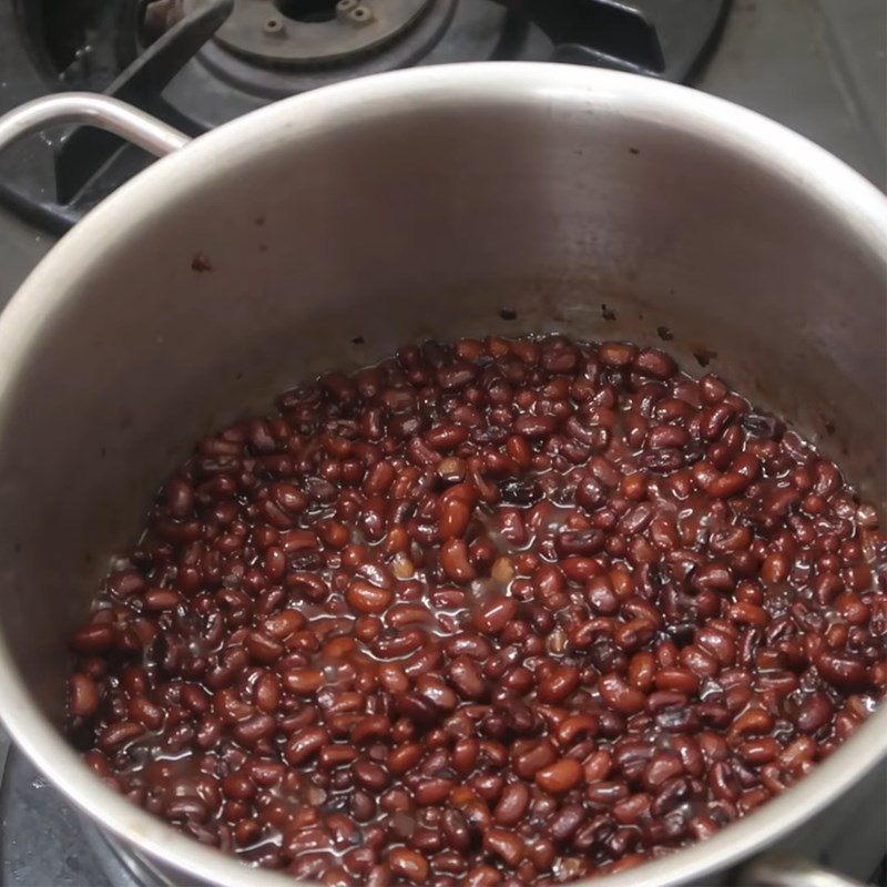 Step 5 Cooking red bean sweet soup Red bean sweet soup with grass jelly and fresh milk