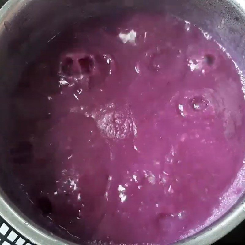 Step 5 Cook sweet potato dessert Sweet potato dessert (purple sweet potato) coconut milk