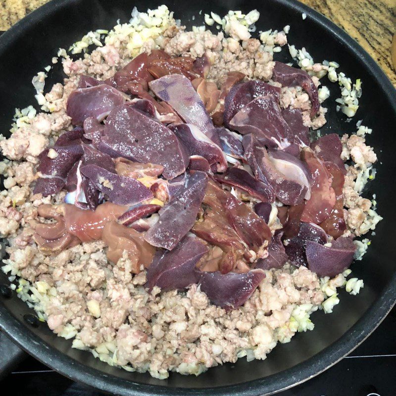 Step 3 Cooking the ingredients for pork liver pate with chicken liver