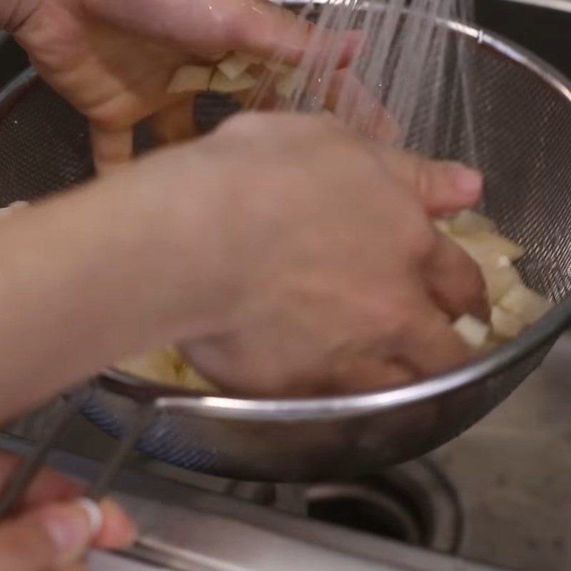 Step 3 Cooking grapefruit pulp for An Giang grapefruit dessert