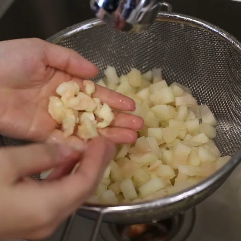 Step 3 Cooking grapefruit pulp for An Giang grapefruit dessert