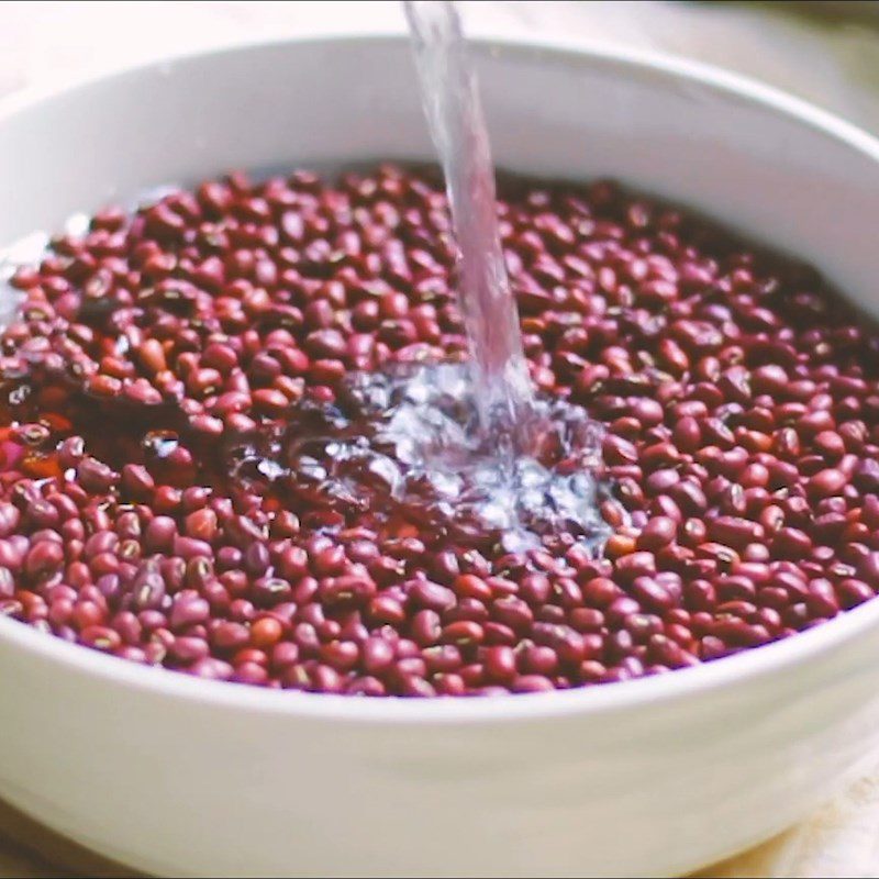 Step 1 Cook the red beans for Che Troi Nuoc with red bean filling