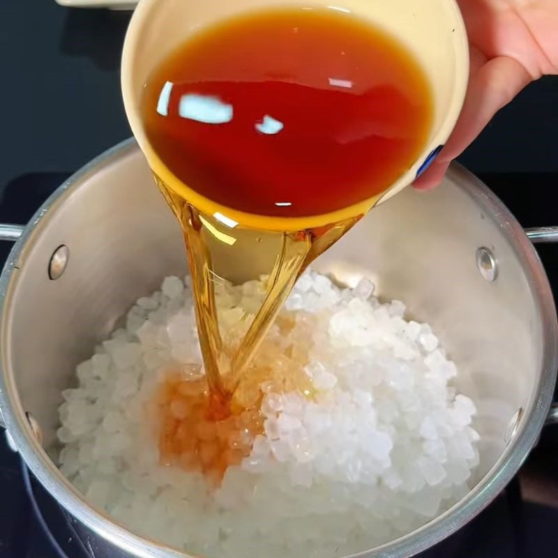 Step 1 Cook rock sugar with fish sauce Gỏi chả lụa