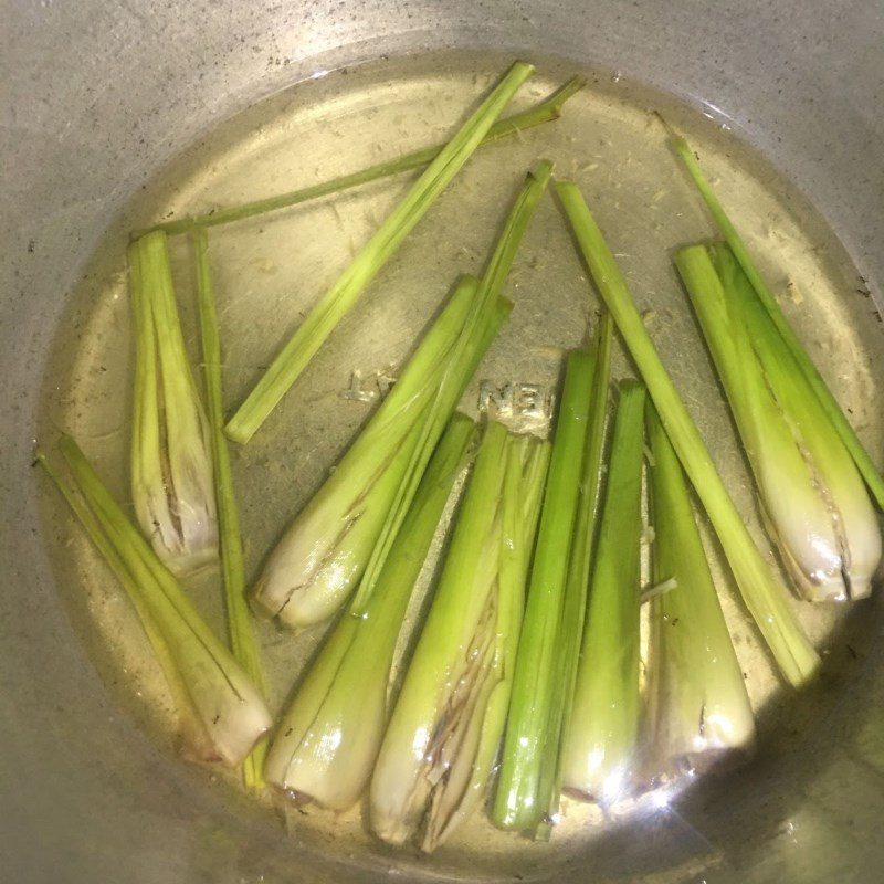 Step 3 Cook lemongrass syrup for lemon tea