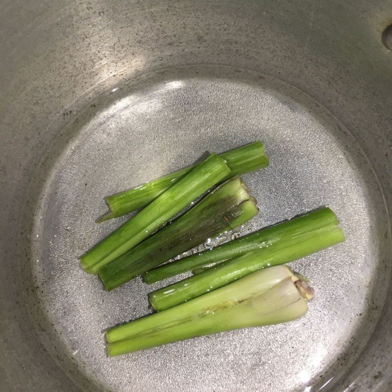 Step 3 Cook lemongrass syrup for lemon tea