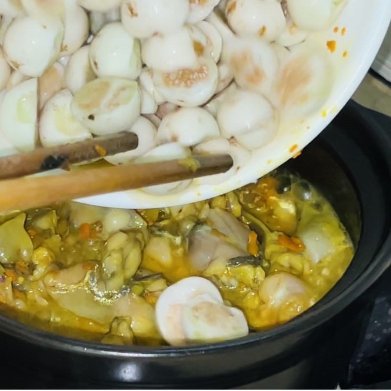 Step 2 Cooking frog stew with eggplant (recipe shared by a user)