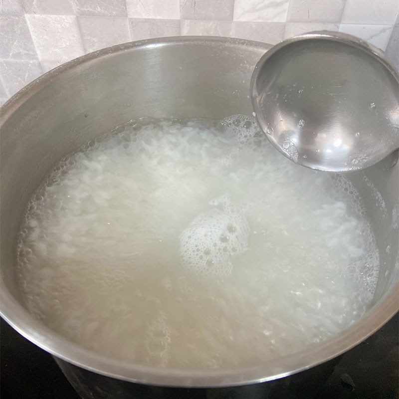 Step 1 Cook rice on the stove Scallop Porridge