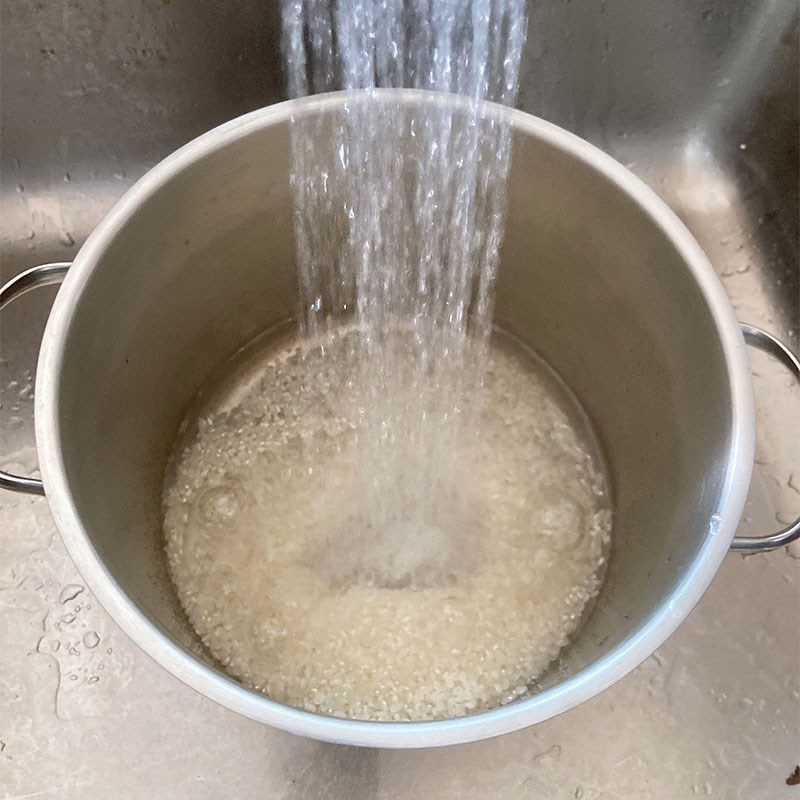 Step 1 Cook rice on the stove Scallop Porridge