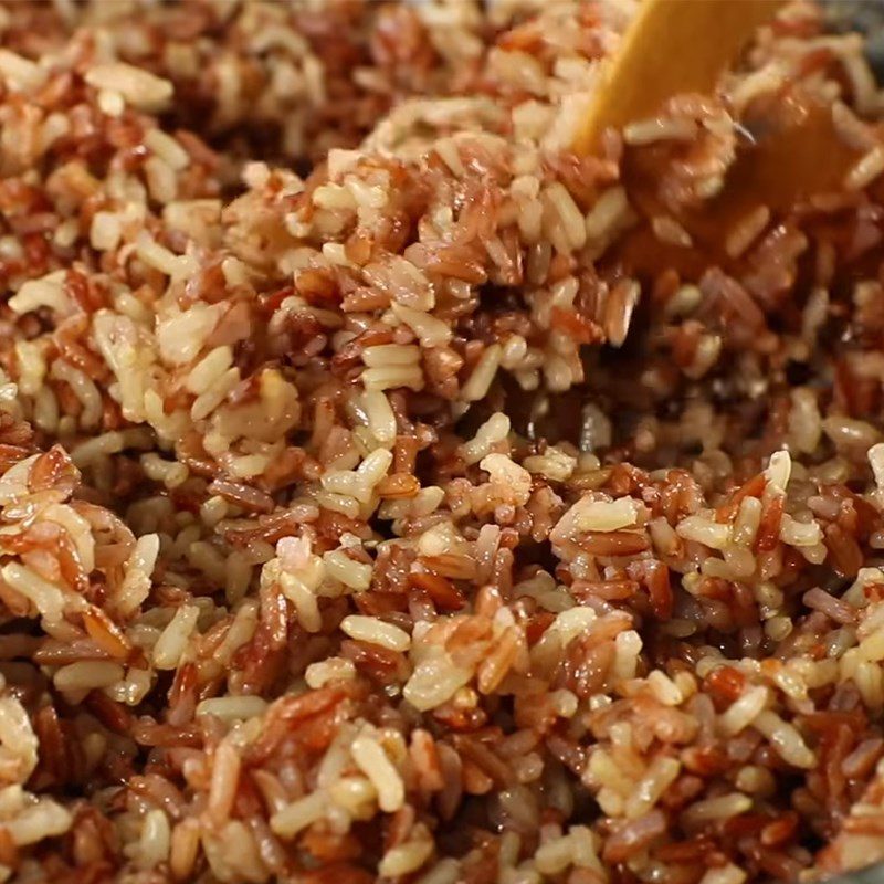 Step 5 Cooking rice and brown sticky rice for brown sticky rice cake